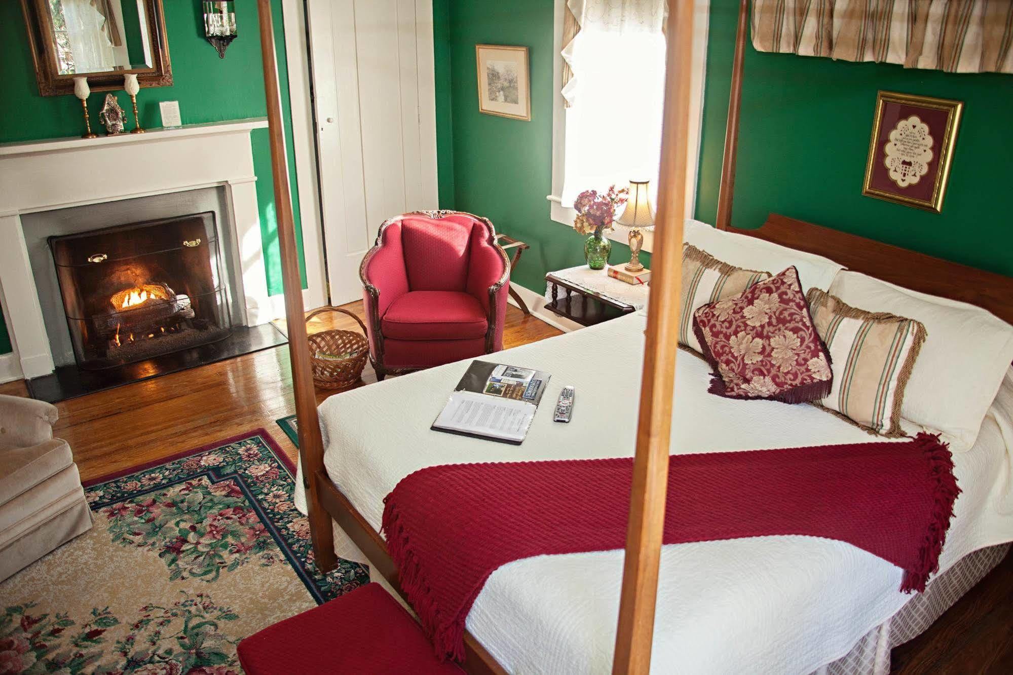 The Carriage Inn Bed And Breakfast تشارلز تاون المظهر الخارجي الصورة