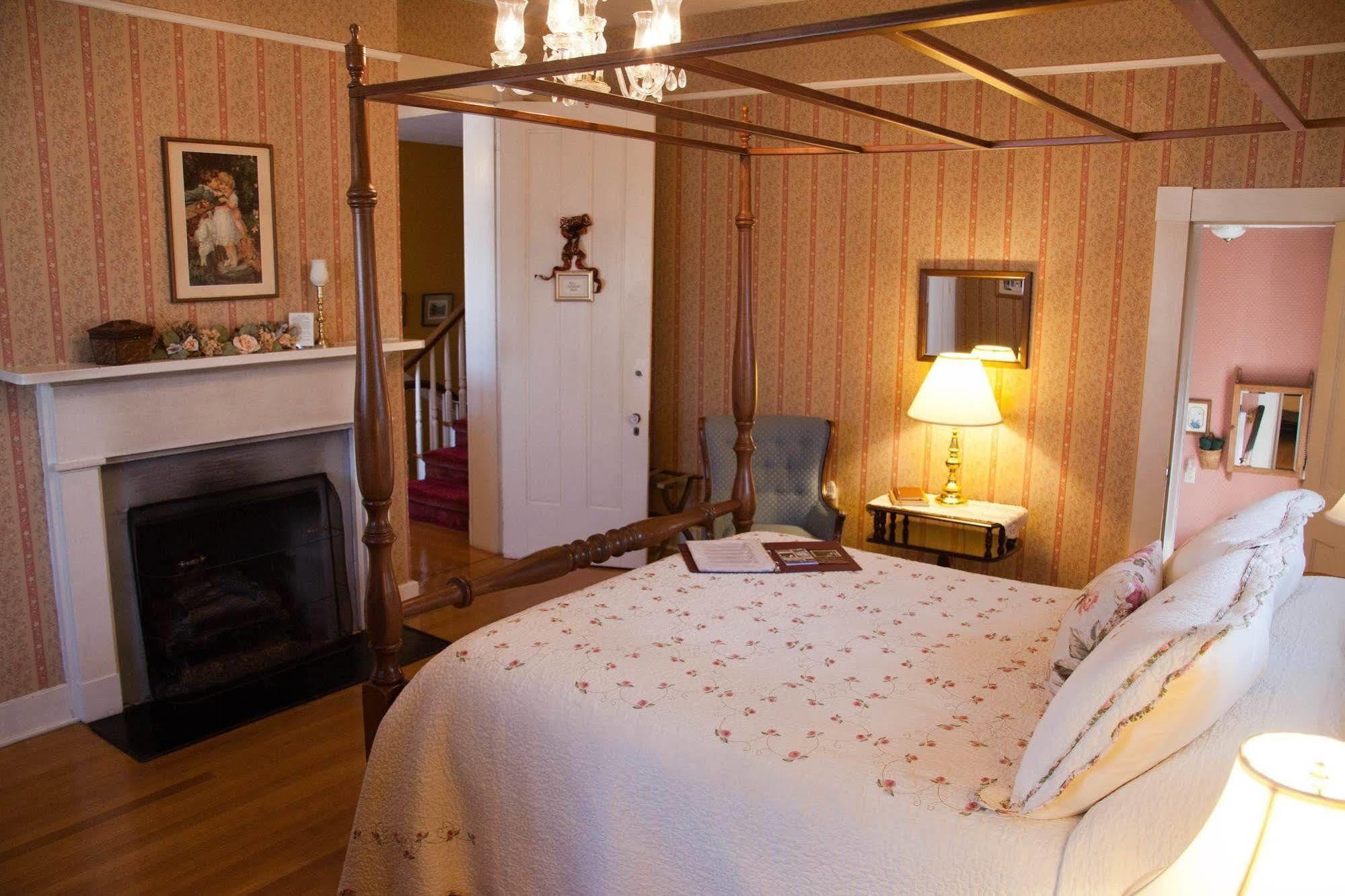 The Carriage Inn Bed And Breakfast تشارلز تاون المظهر الخارجي الصورة
